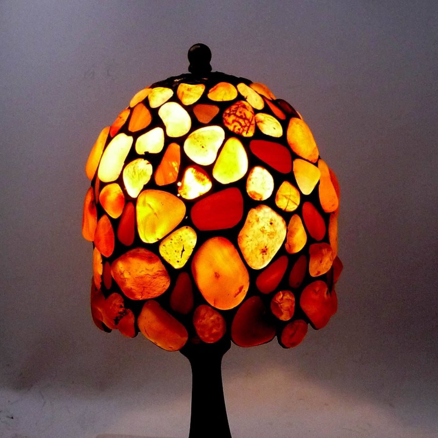 Autorska lampa z mnóstwa półszlachetnych kamieni o nazwie karneol